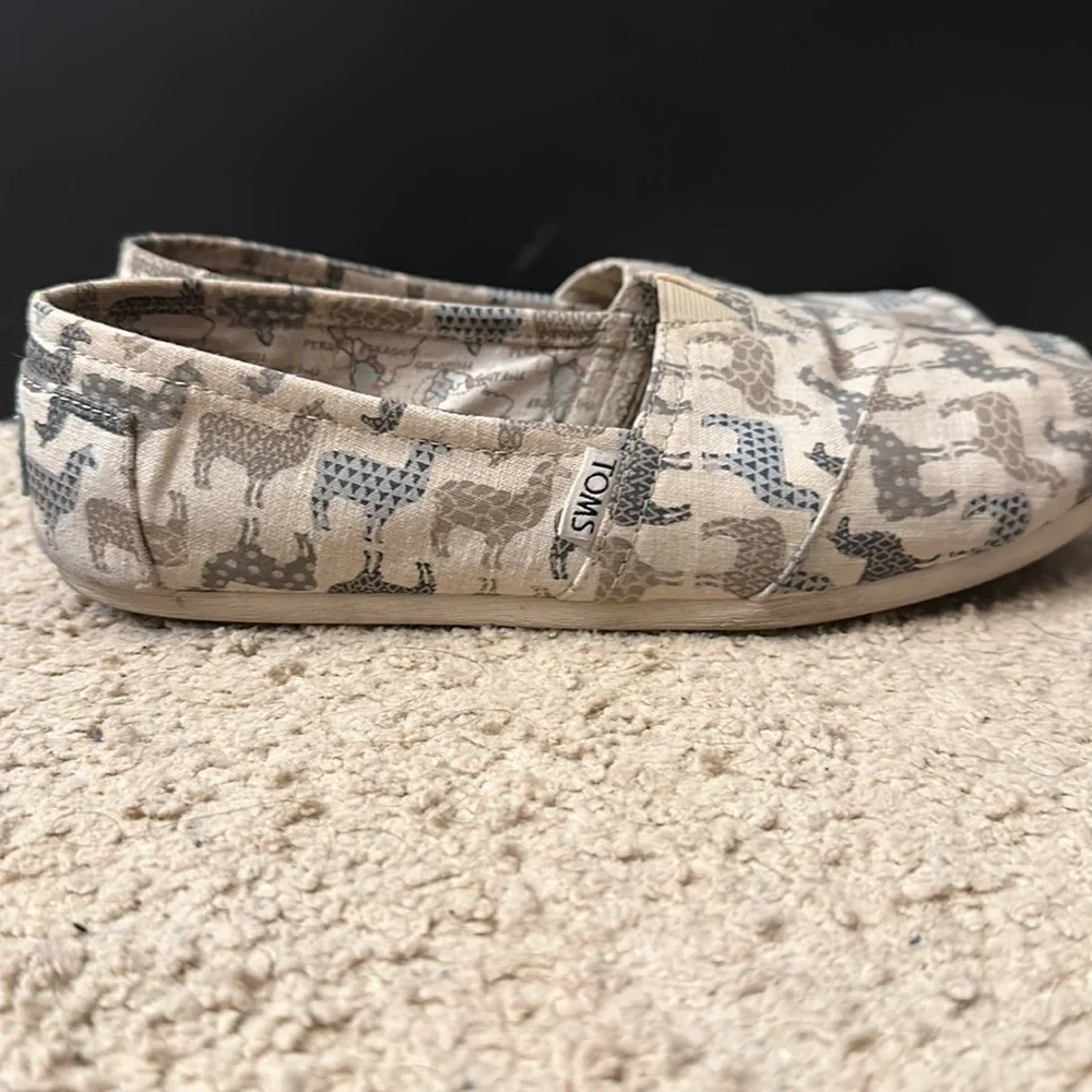 Toms Women’s Classic Slip-On with Alpaca/Llama Print - Size 8.5 - Cream